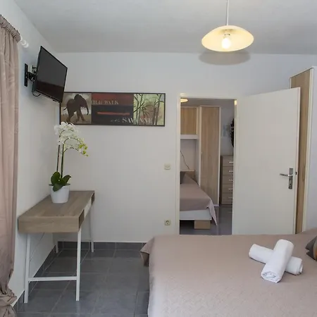 Apartmants Herc 3* 马卡尔斯卡
